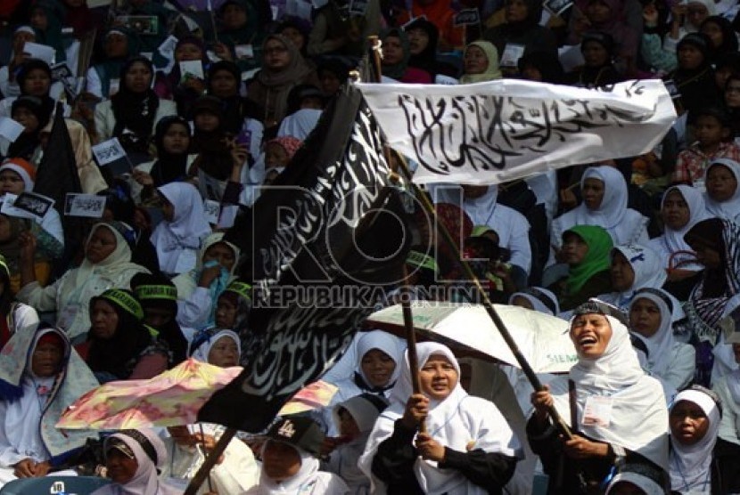 Ribuan massa Hizbut Tahrir Indonesia (HTI) mengikuti puncak acara Muktamar Khilafah 2013 di Stadion Gelora Bung Karno, Jakarta, Ahad (2/6).  (Republika/Adhi Wicaksono)