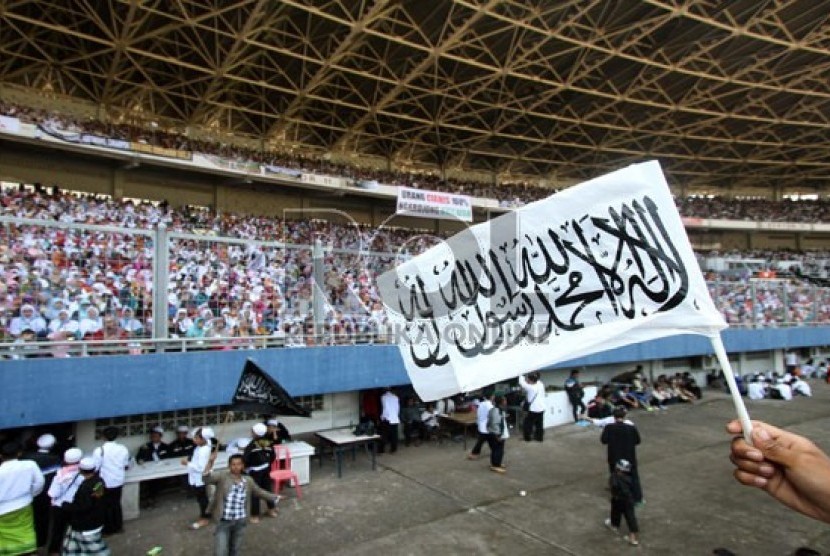 Ribuan massa Hizbut Tahrir Indonesia (HTI) mengikuti puncak acara Muktamar Khilafah 2013 di Stadion Gelora Bung Karno, Jakarta, Ahad (2/6).  (Republika/Adhi Wicaksono)
