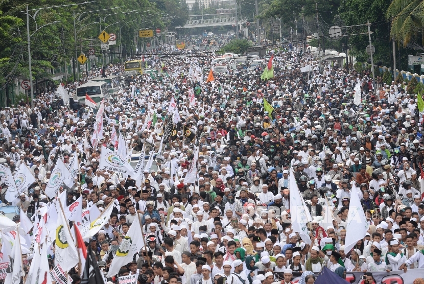 Ribuan massa Kelompok Bela Islam berunjukrasa memprotes tindakan penistaan agama oleh Gubernur DKI Basuki Tjahaja Puranama di depan Balai Kota DKI, Jumat (14/10).