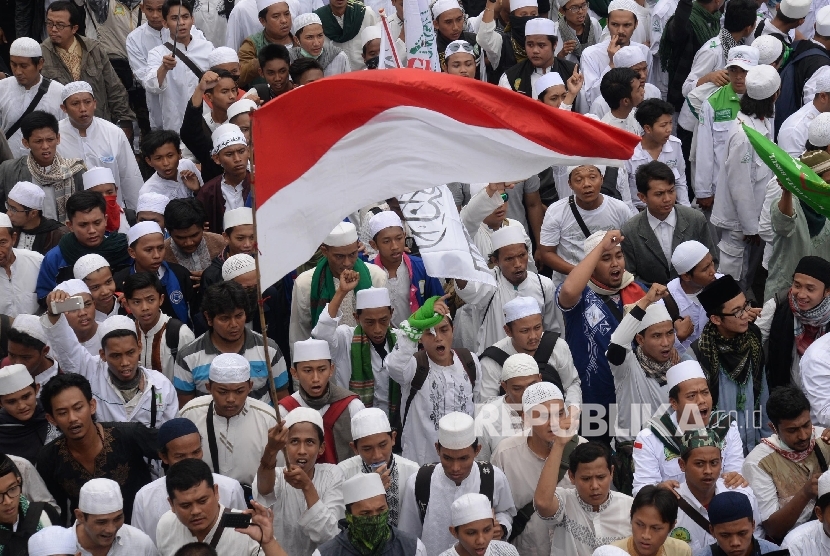 Ribuan massa Kelompok Bela Islam berunjuk rasa memprotes tindakan penistaan agama oleh Gubernur DKI Basuki Tjahaja Puranama di depan Balai Kota DKI, Jumat (14/10).