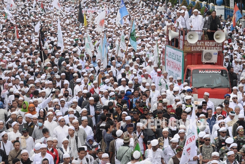 Ribuan massa Kelompok Bela Islam berunjukrasa memprotes tindakan penistaan agama oleh Gubernur DKI Basuki Tjahaja Puranama di depan Balai Kota DKI, Jumat (14/10).