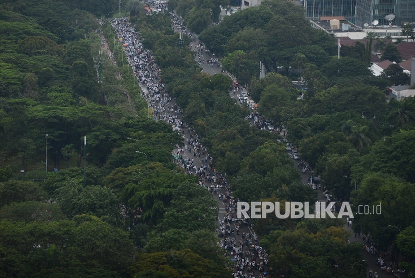  Ribuan massa melakukan aksi di bundaran Patung Kuda, Jakarta, Jumat (31/3).