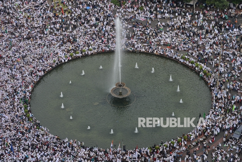  Ribuan massa melakukan aksi di bundaran Patung Kuda, Jakarta, Jumat (31/3).