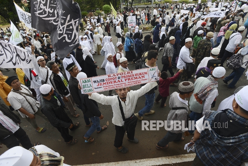 Thousands of mass hold a demonstration in front of the National Police headquarter, Jakarta, on Monday (Jan 16). 