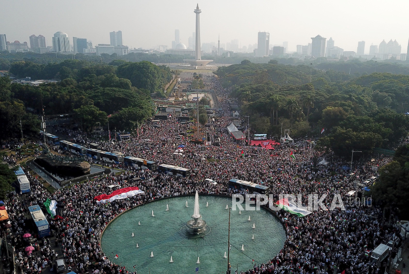 Ribuan massa menggelar aksi solidaritas bela Palestina di Kawasan Silang Monas, Jakarta, Ahad (12/10/2025). Dalam aksinya mereka mengecam genosida Israel  dan mendukung Palestina merdeka.