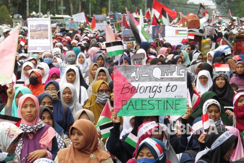 Ribuan massa menggelar aksi solidaritas bela Palestina, di depan Gedung Sate, Kota Bandung, Jumat (15/12).