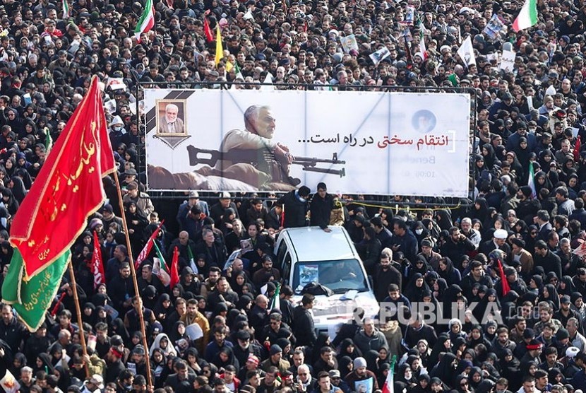Dampak pada Sipil Jadi Pertimbangan Evakuasi WNI di Iran. Ribuan massa menghadiri prosesi pemakaman Jenderal Qassem Soleimani  di Teheran, Iran, Senin (6/1). 
