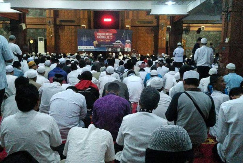 Ribuan massa mengikuti shalat Subuh berjamaah di Masjid Wali Kota Depok, Jawa Barat.