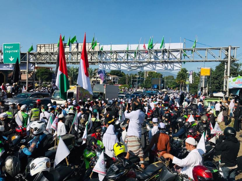 Ribuan massa menyambut kedatangan Habib Riziek di Megamendung Bogor (Jumat (13/11).
