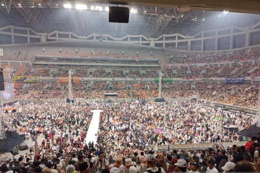  Ribuan massa pendukung Anies-Muhaimin mulai memadati stadion Jakarta International Stadium (JIS), Jakarta, Sabtu (10/2/2024). 