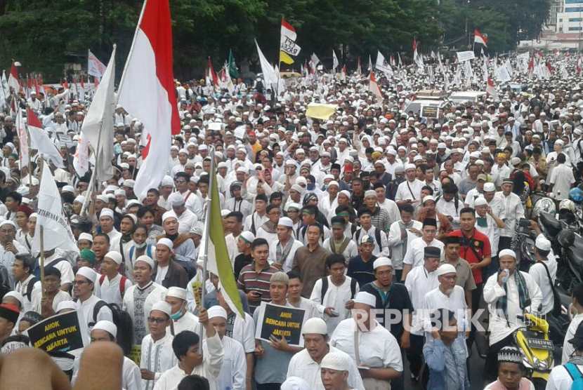Ribuan massa pengunjuk rasa bergerak menuju istana dari arah Patung Tani.     (Republika/Tahta Aidilla )
