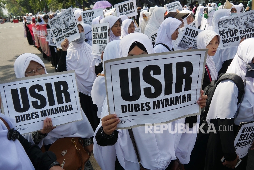 Ribuan massa terdiri ormas Islam dan komunitas di Kota Bandung menggelar aksi solidaritas terkait tragedi kemanusiaan etnis Rohingya, di depan Gedung Sate, Kota Bandung, Senin (4/9).