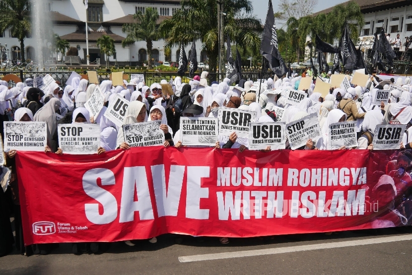 Ribuan massa terdiri ormas Islam dan komunitas menggelar aksi solidaritas terkait tragedi kemanusiaan etnis Rohingya (Ilustrasi)