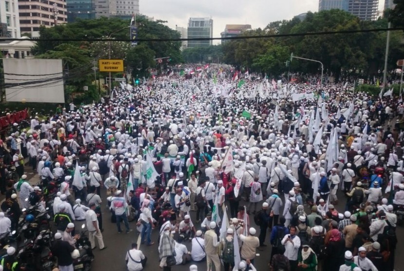 Thousands of people hold demonstration against Jakarta Governor Basuki Tjahaja Purnama (Ahok) who insulted Alquran surah Al Maidah verse 51. He said the verse was a false guidance for Muslim in choosing a leader. The mass started to march from Istiqlal Mosque to City Hall on Friday (10/14).