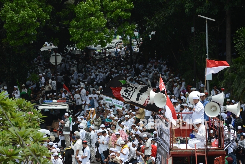  Ribuan massa yang tergabung dalam Gerakan Nasional Pengawal Fatwa (GNPF) MUI melakukan aksi di samping Polda Metro Jaya, Jakarta,Senin (23/1). 