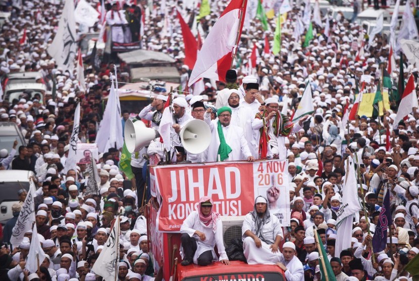 Lautan massa yang tergabung dalam Gerakan Nasional Pengawal Fatwa MUI (GNPF MUI) melakukan unjuk rasa di Jakarta, Jumat (4/11).