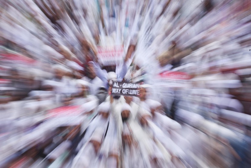 Lautan massa yang tergabung dalam Gerakan Nasional Pengawal Fatwa MUI (GNPF MUI) melakukan unjuk rasa di Jakarta, Jumat (4/11).