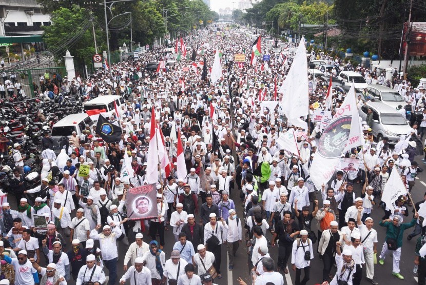 Ribuan massa yang tergabung dalam Gerakan Nasional Pengawal Fatwa MUI (GNPF MUI) melakukan unjuk rasa di Jakarta, Jumat (4/11). 