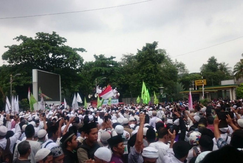 Ribuan massa yang tergabung dalam kelompok Aksi Bela Islam melakukan unjukrasa di depan Gedung Istiqlal, Jakarta, Jumat (14/10). Dalam tuntutannya, mereka meminta pemerintah, dalam hal ini aparat penegak hukum segera memproses Ahok terkait penistaan agama.
