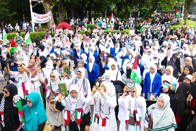 Ribuan massa yang tergabung dalam Komunitas Pecinta Alquran melakukan aksi di depan Kedutaan Besar (Kedubes) Amerika Serikat (AS), Jakarta, Ahad (4/5/2025). 
