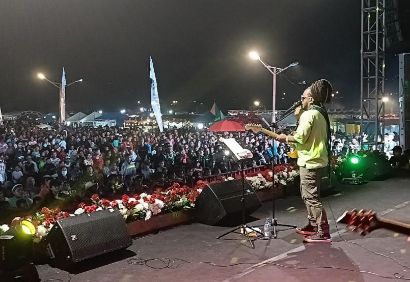 Ribuan masyarakat di Kabupaten Biak Numfor berbondong-bondong datang ke pesta rakyat atau hiburan rakyat dalam rangkaian kegiatan Festival Budaya Biak. 