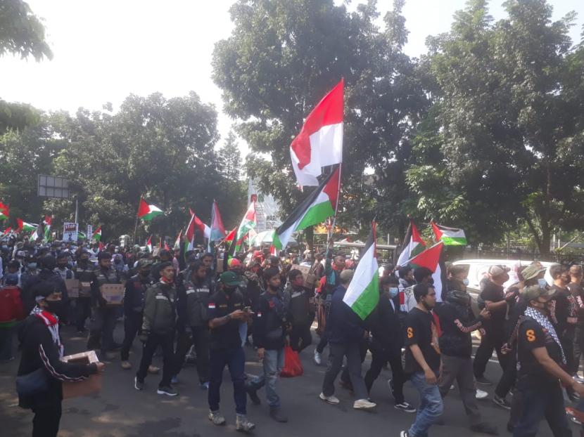 Ribuan warga Jawa Barat melakukan aksi solidaritas bela Palestina di Jalan Diponegoro, depan Gedung Sate, Sabtu (22/5).