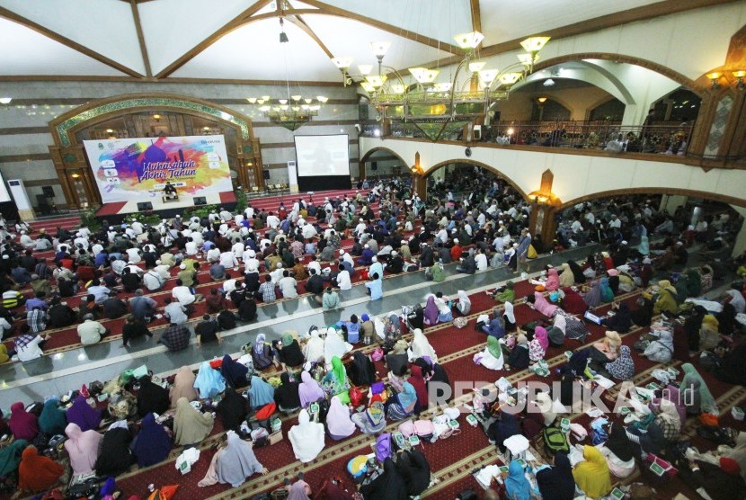 Ribuan masyarakat memadati acara Muhasabah Akhir Tahun, di Masjid Pusdai, Kota Bandung, Senin (31/12).