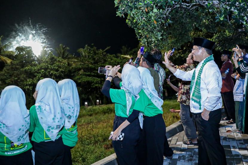 Ribuan masyarakat memenuhi kediaman Plt Ketua Umum Partai Persatuan Pembangunan (PPP) Muhamad Mardiono dalam rangka tasyakarun dan tirakatan menyambut pergantian tahun baru 2024, di Sleman, Yogyakarta.