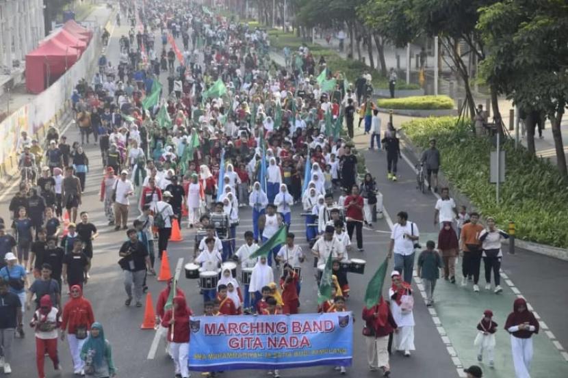 Ribuan masyarakat mengikuti Jalan Sehat dalam rangka Festival Muhammadiyah Setiabudi-Karet, Jakarta, pada Ahad (20/8/2023).