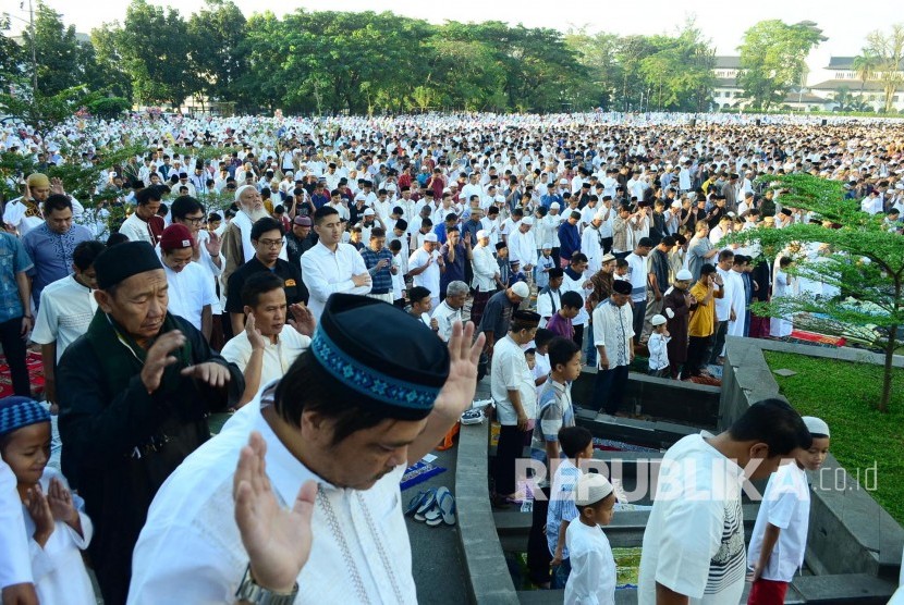 Thousands of Muslims have congregational Eid prayers at Gasibu court, Bandung city, Saturday (June 25).