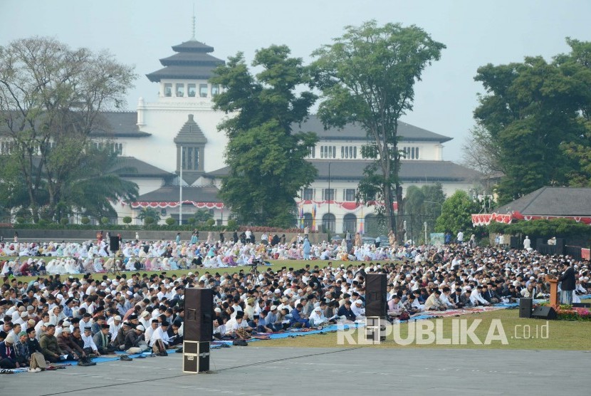 Ribuan masyarakat mengikuti shala Ied di Lapangan Gasibu, Kota Bandung. Ilustrasi
