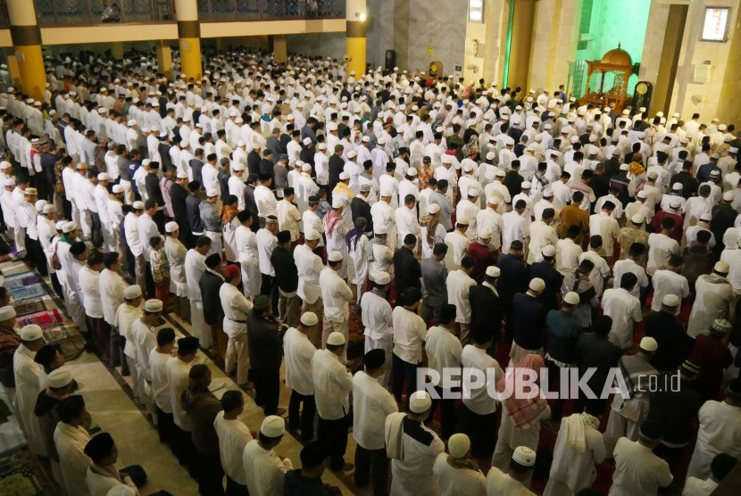 Ribuan masyarakat mengikuti Shalat Subuh Berjamaah Akbar, di Masjid Raja Jawa Barat, Alun-alun Kota Bandung, Ahad (22/9). Salah satu hikmah bangun pagi adalah berkesempatan  menunaikan shalat Subuh berjamaah.