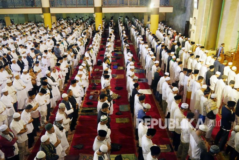 Berdiam diri di masjid dan beribadah usai sholat Subuh besar pahalanya. Ilustrasi sholat subuh 
