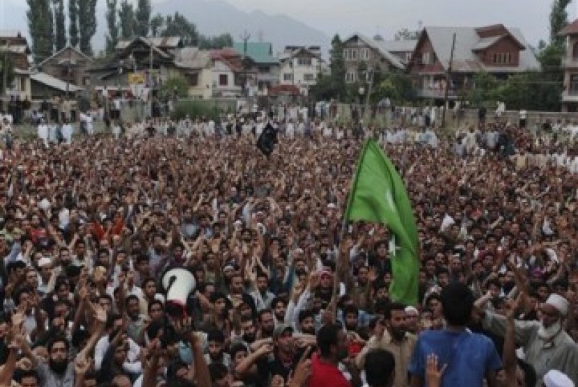 Ribuan masyarakat Muslinm Kashmir berunjuk rasa di Srinagar