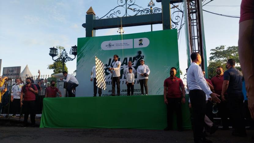 Ribuan masyarakat sudah memadati Jalan Sehat Nahdlatul Ulama yang akan digelar di Puro Mangkunegaran, Ahad (22/1/2023). Rencananya mulai dari Presiden Jokowi, Gubernur Jawa Tengah Ganjar Pranowo akan mengikuti acara tersebut. 