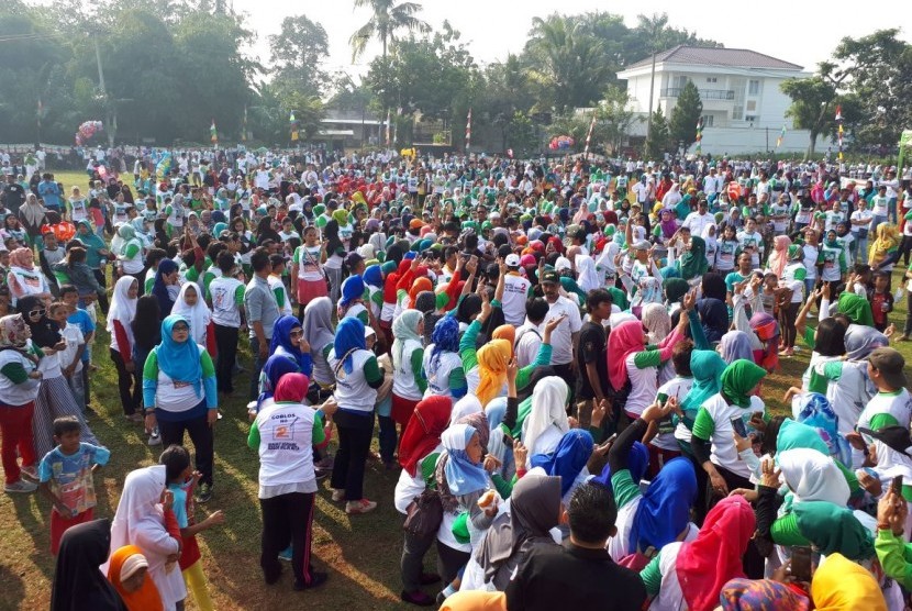 Ribuan masyarakat tumpah ruah memadati lapangan dalam acara Festival Tumpeng dan Cucurak Pancakarsa yang digelar pasangan Ade Yasin-Iwan Setiawan di lapangan Karang Pawitan Desa Cijujung Kecamatan Sukaraja, Bogor, akhir pekan lalu.