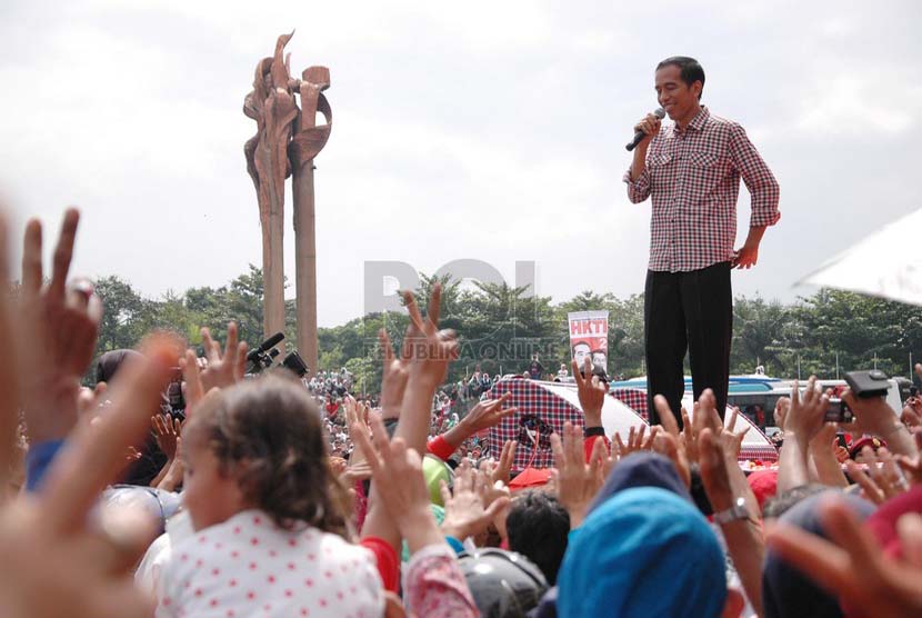 Ribuan masyarakat yang terdiri dari para petani memadati kampanye Jokowi di Lapangan Monumen Bandung Lautan Api (BLA) Kota Bandung, Kamis (3/6). (Republika/Edi Yusuf).