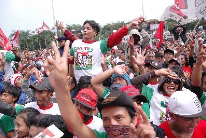 Ribuan masyarakat yang terdiri dari para petani memadati kampanye Jokowi di Lapangan Monumen Bandung Lautan Api (BLA) Kota Bandung, Kamis (3/6).