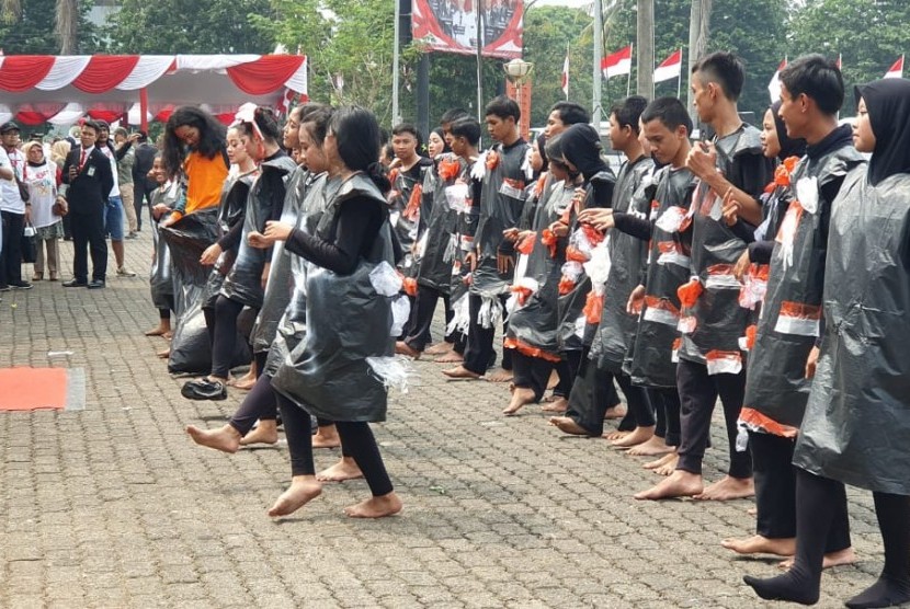 Ribuan Masyarakat yang tergabung dalam Komunitas Antik (Asri Tanpa Plastik) menggelar kampanye anti plastik di lapangan Tegar Beriman, Cibinong, Kabupaten Bogor, Sabtu (17/8).