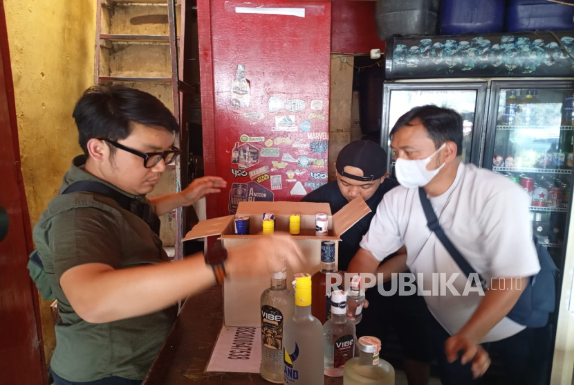 Ribuan minuman keras (miras) dan tuak berhasil disita dari tujuh toko yang berada di Jalan Soekarno Hatta- Leuwipanjang, Kota Bandung, Selasa (18/2/2025) jelang bulan puasa Ramadhan. Razia dilakukan untuk menjaga kondusifitas selama bulan puasa Ramadhan dan memastikan masyarakat beribadah dengan aman.