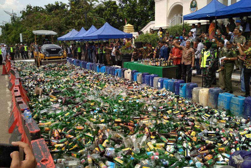 Bandung authority destroys thousands of liquor on Thursday (April 12).
