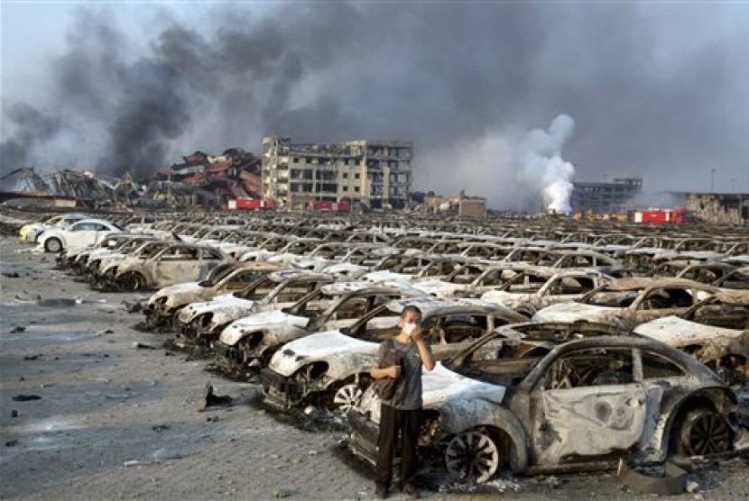 Ribuan mobil baru yang disimpan di Pelabuhan Tianjin, Cina hangus akibat ledakan dahsyat, Kamis (13/8).