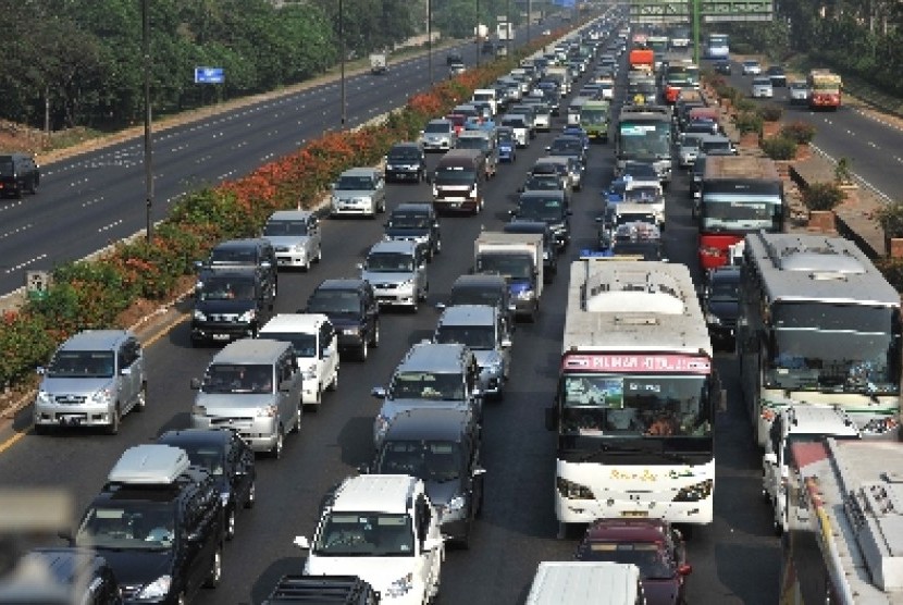   Ribuan mobil terjebak kemacetan di lajur tol Jakarta-Cikampek, km 17, Bekasi, Jawa Barat, Jumat (17/8) lalu. 