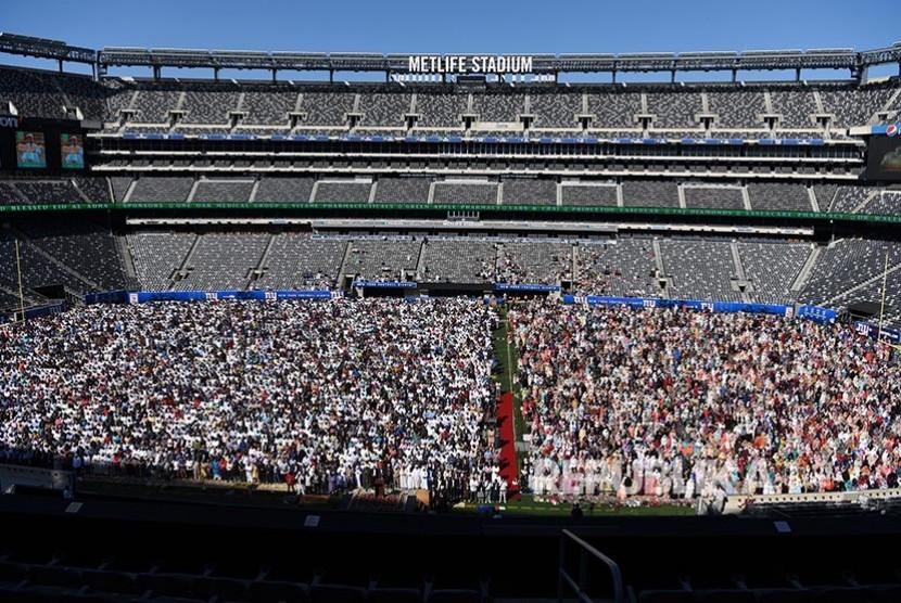 Ribuan muslim Amerika menunaikan Shalat Idul Adha di  MetLife Stadium, New York City. Jamaah shalat ied ini berdatangan dari sekitar  New Jersey, New York, Pennsylvania and Maryland. 