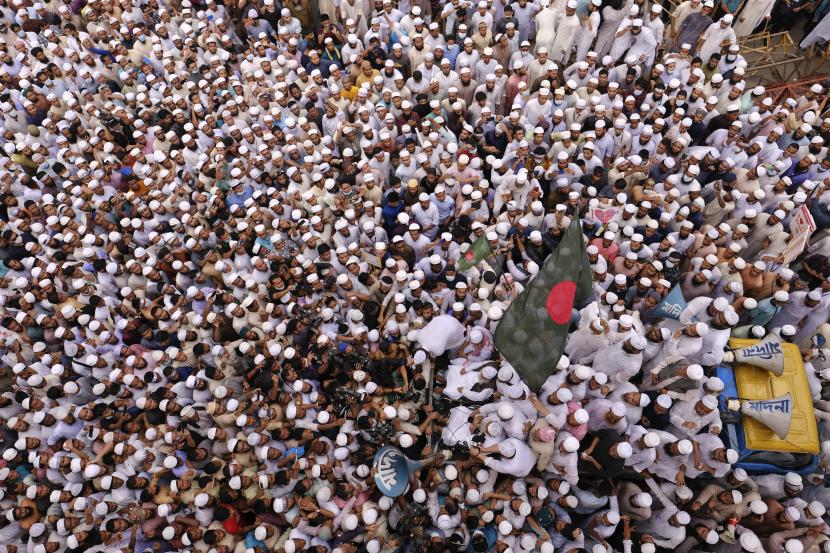 Negara-Negara yang Protes Macron Terus Meluas. Foto: Ribuan Muslim Bangladesh memprotes dukungan presiden Prancis terhadap undang-undang sekuler yang memungkinkan karikatur Nabi Muhammad berbaris untuk mengepung Kedutaan Besar Prancis di Dhaka, Bangladesh, Senin, 2 November 2020.