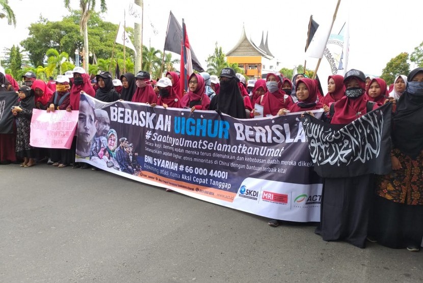 Ribuan Muslim di Kota Padang, Sumbar menggelar aksi longmars untuk menanggapi kekerasan yang dialami Muslim Uighur. 