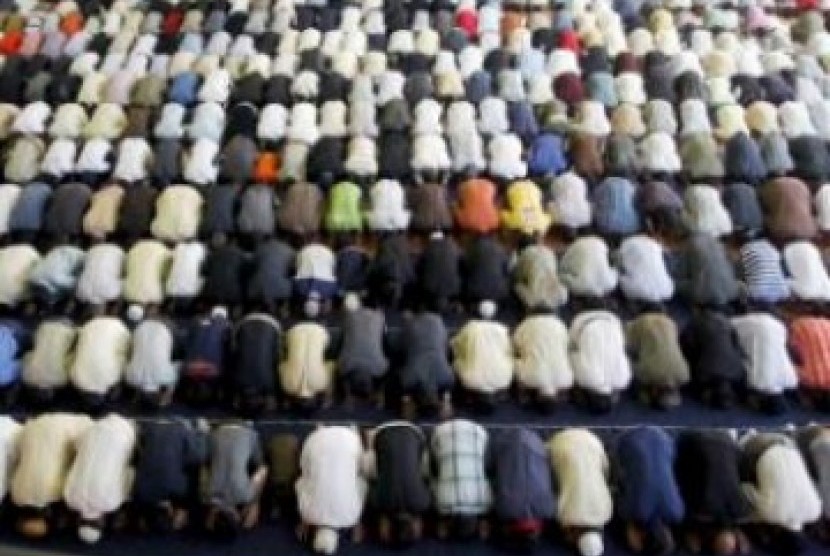 Ribuan Muslim Spanyol shalat berjamaah di sebuah masjid di Barcelona (Ilustrasi)