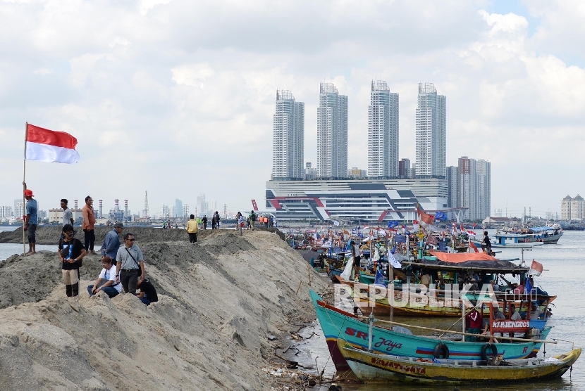 Thousand of fishermen and NGO activist sealed G Island as symbol of their protest on the reclamation of Jakarta Bay on Sunday (17/4). (Republika/Yasin Habibi)