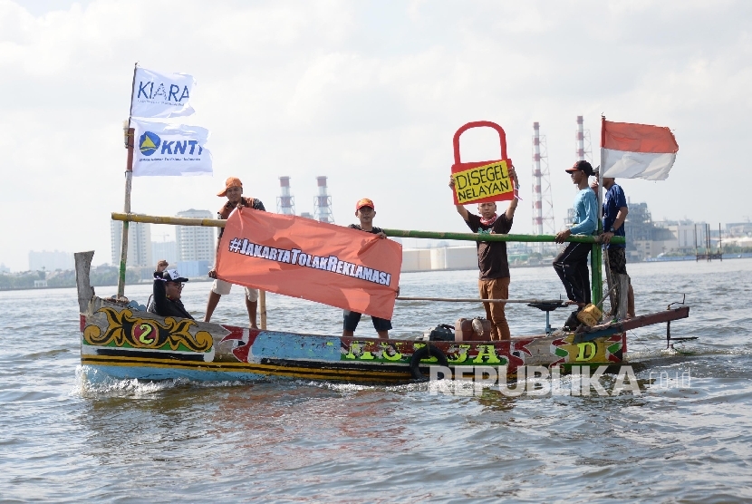 Ribuan nelayan bersama LSM melakukan aksi simbolis dengan menyegel pulau G proyek reklamasi di kawasan Muara Angke, Jakarta Utara, Ahad (17/4). (Republika/Yasin Habibi)