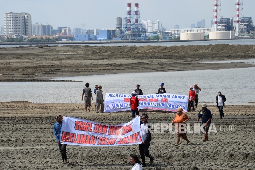 Ribuan nelayan bersama LSM melakukan aksi simbolis dengan menyegel pulau G proyek reklamasi di kawasan Muara Angke, Jakarta Utara, Ahad (17/4). 